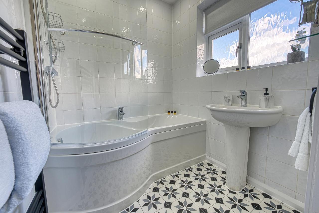Elegant 5 Bed House - Sleeps 9, Central Solihull, Nec, Jlr, Hs2, Resorts World, Airport Business And Leisure Stays, ภายนอก รูปภาพ