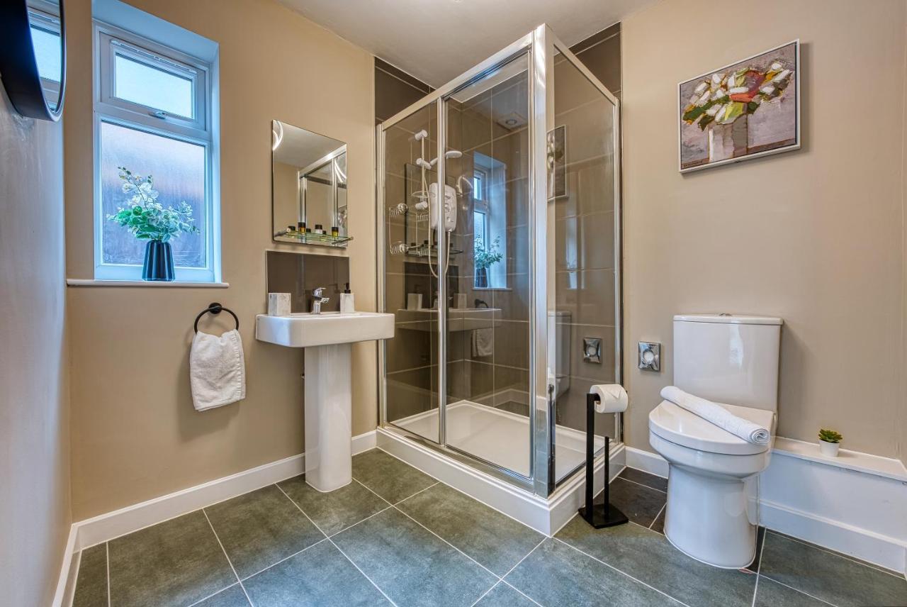 Elegant 5 Bed House - Sleeps 9, Central Solihull, Nec, Jlr, Hs2, Resorts World, Airport Business And Leisure Stays, ภายนอก รูปภาพ
